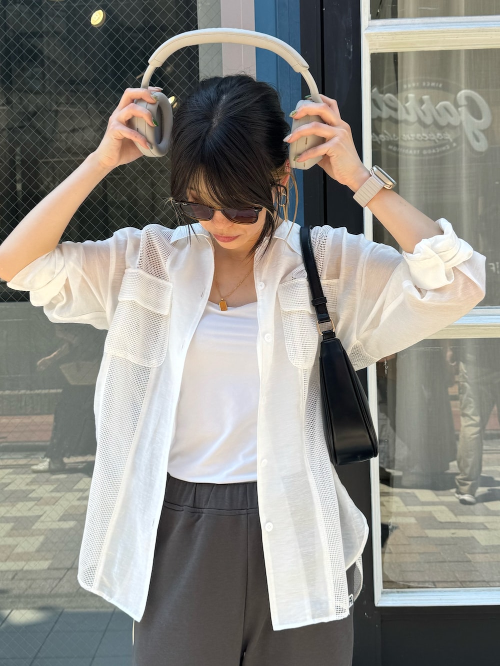 ベージュ系のシャツ/ブラウス、グレー系のスウェットパンツ、グレー系のサンダルを着用したレディースの夏コーディネートの3枚目の写真