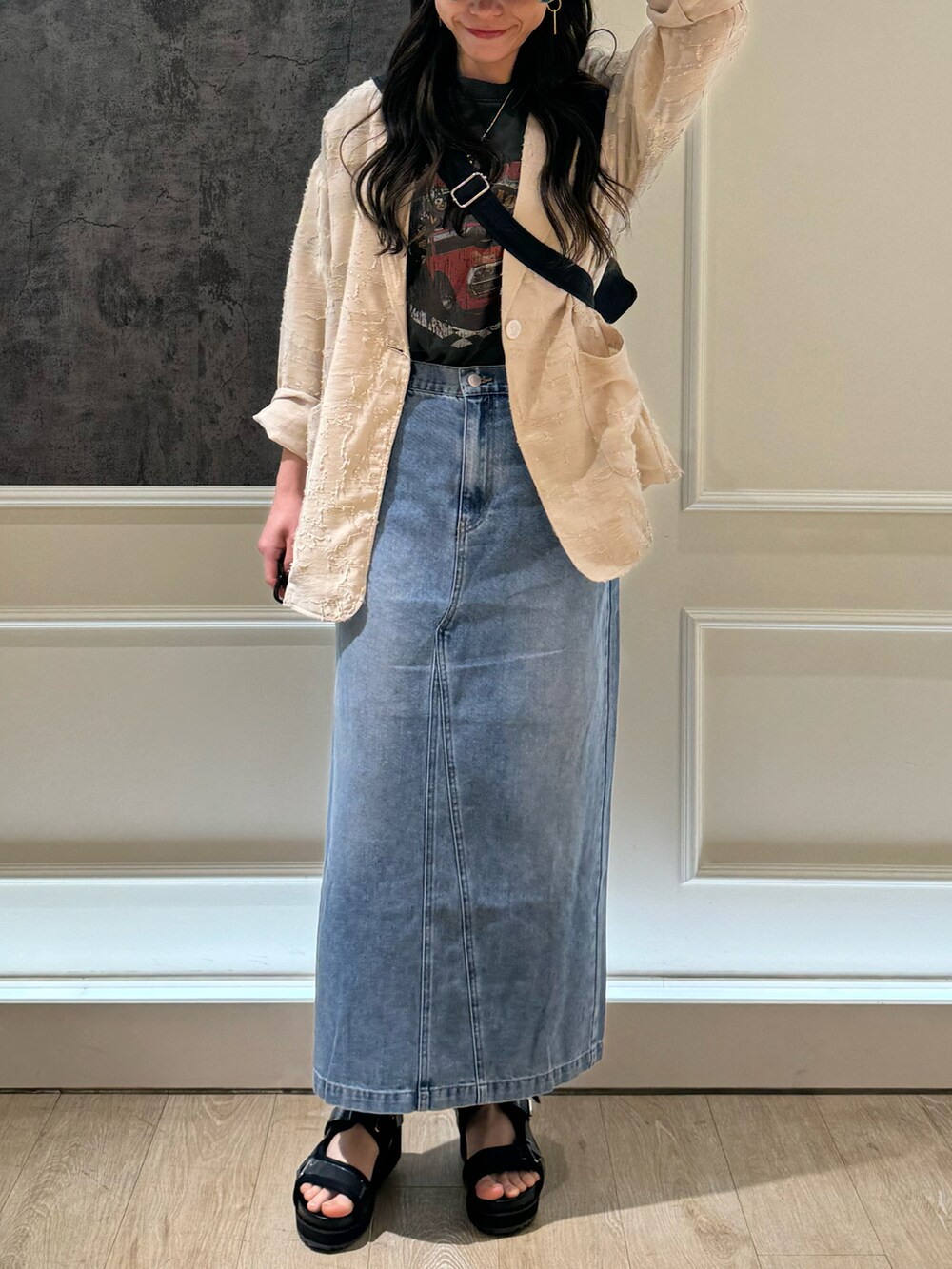 ブルー系のデニムスカート、ブラック系のテーラードジャケット、ブラック系のTシャツ/カットソーを着用したレディースの春コーディネートの4枚目の写真