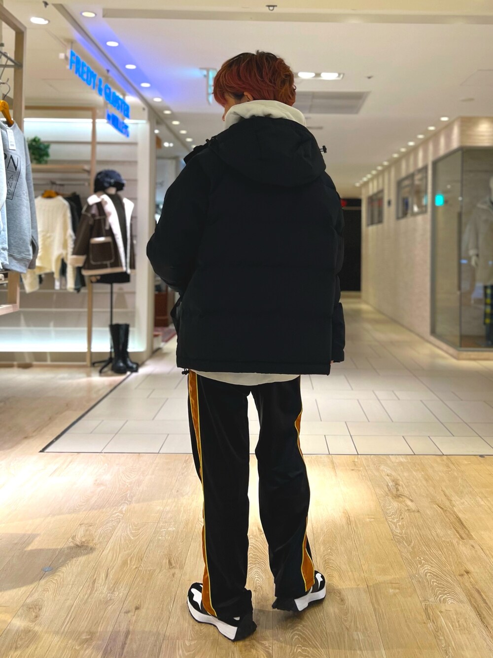 ブラック系のダウンジャケット/コート、ブラック系のその他パンツ、ブラック系のスニーカーを着用したレディースの冬コーディネートの2枚目の写真