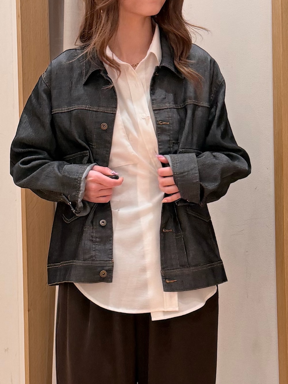 ブラック系のデニムジャケット、ホワイト系のシャツ/ブラウス、ブラウン系のその他パンツを着用したレディースの春コーディネートの3枚目の写真