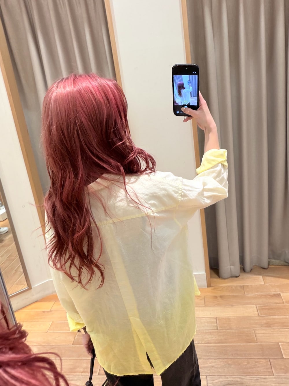 イエロー系のシャツ/ブラウス、ブラック系のデニムパンツ、ブラウン系のショルダーバッグを着用したレディースの春コーディネートの4枚目の写真