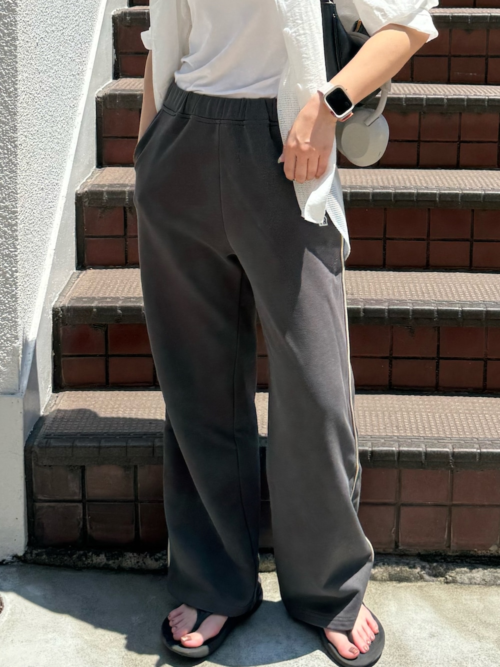 ベージュ系のシャツ/ブラウス、グレー系のその他パンツ、グレー系のサンダルを着用したレディースの夏コーディネートの4枚目の写真