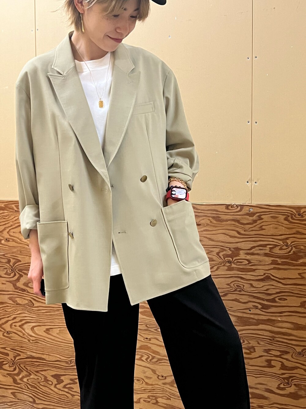 ベージュ系のテーラードジャケット、ホワイト系のTシャツ/カットソー、ブラウン系のスニーカーを着用したレディースの夏コーディネートの2枚目の写真