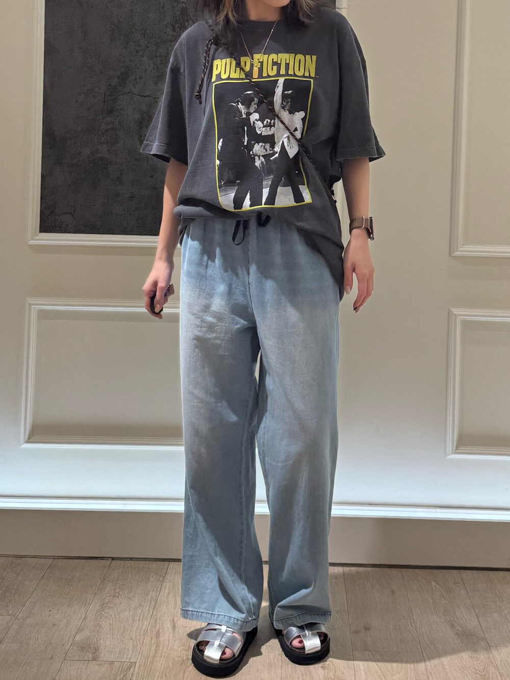 ブラック系のTシャツ/カットソー、ブルー系のデニムパンツを着用したレディースの夏コーディネートの6枚目の写真