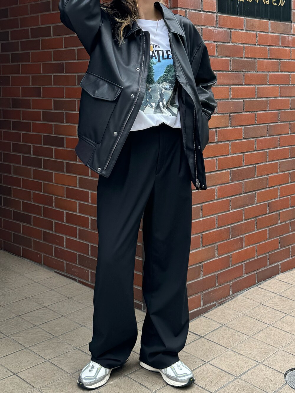 ブラック系のブルゾン、ホワイト系のTシャツ/カットソーを着用したレディースの秋コーディネートの4枚目の写真