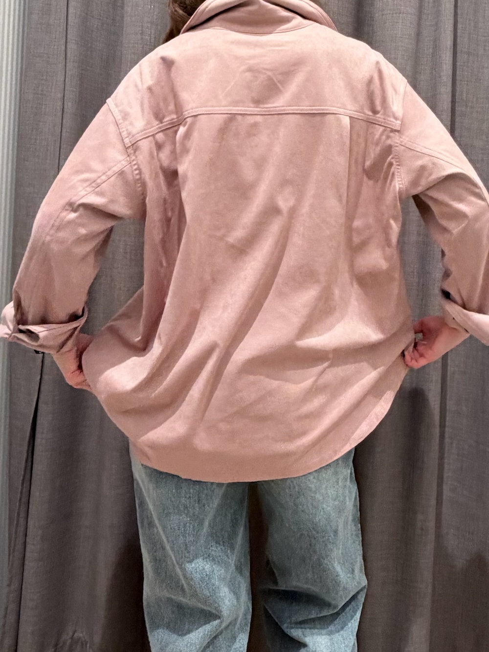 ピンク系のシャツ/ブラウス、ブルー系のデニムパンツを着用したレディースの冬コーディネートの2枚目の写真