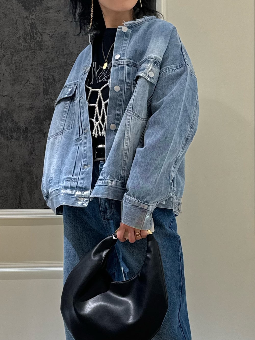 ブルー系のデニムジャケット、ホワイト系のシャツ/ブラウス、ブルー系のデニムパンツを着用したレディースの冬コーディネートの2枚目の写真