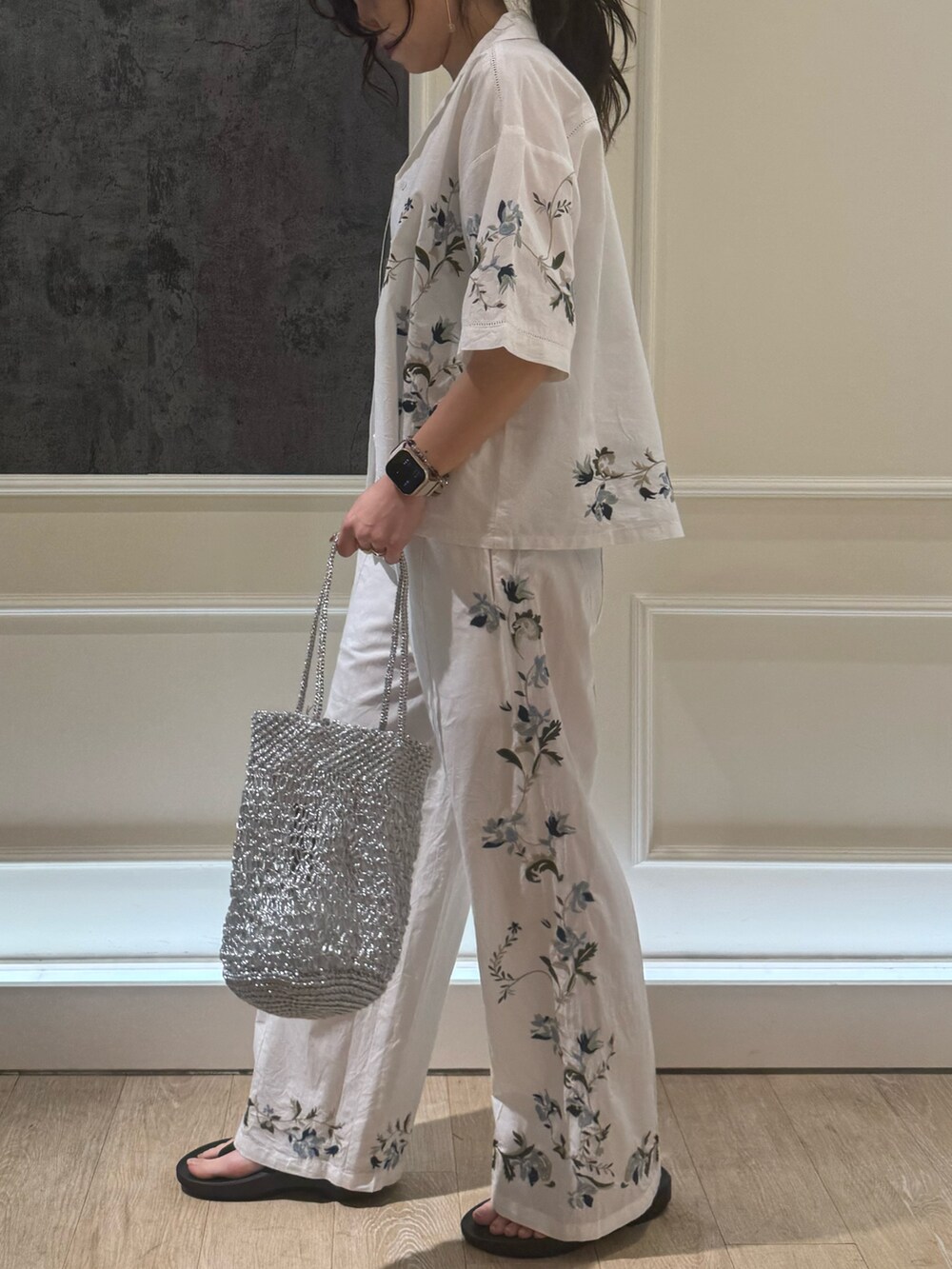 ホワイト系のその他パンツ、ホワイト系のシャツ/ブラウス、シルバー系のかごバッグを着用したレディースの春コーディネートの2枚目の写真