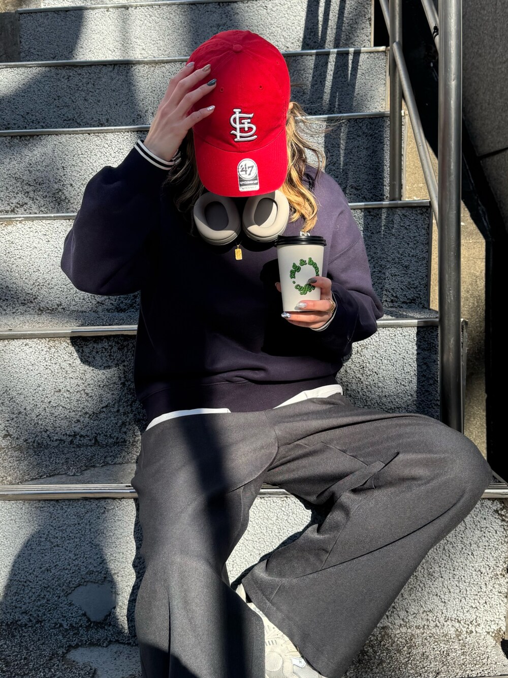 ブルー系のスウェット、グレー系のその他パンツを着用したレディースの冬コーディネートの3枚目の写真