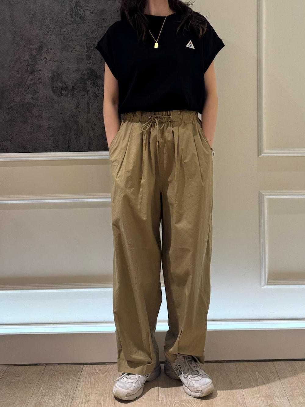 ホワイト系のTシャツ/カットソー、ベージュ系のその他パンツ、ホワイト系のキャップを着用したレディースの夏コーディネートの5枚目の写真