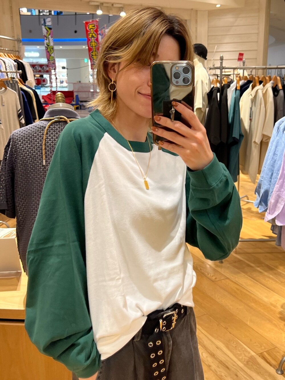 ホワイト系のTシャツ/カットソーを着用したレディースの夏コーディネートの2枚目の写真