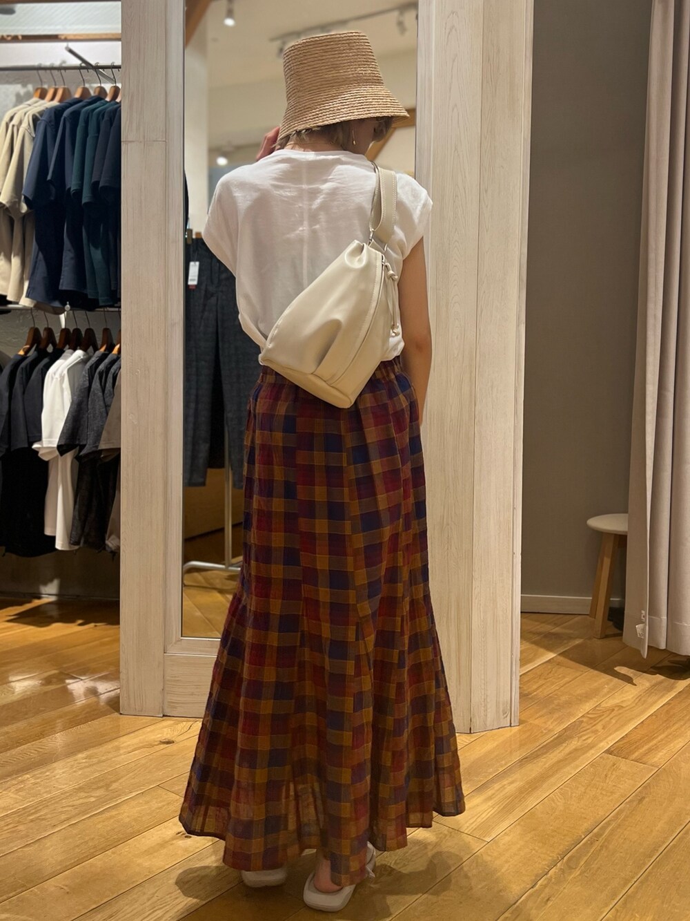 ホワイト系のTシャツ/カットソー、パープル系のスカート、ホワイト系のボディバッグ/ウエストポーチを着用したレディースの夏コーディネートの2枚目の写真