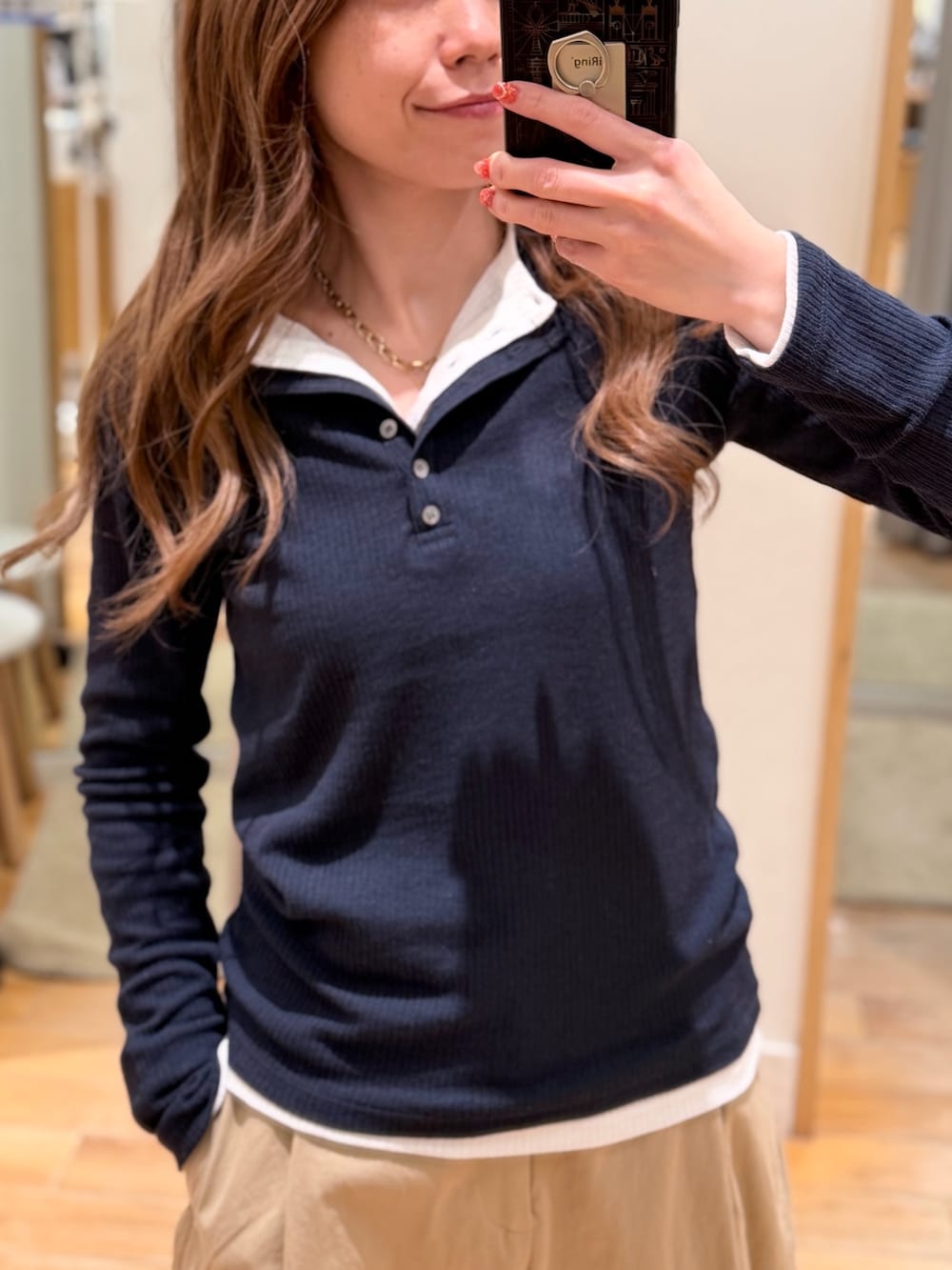 ブルー系のTシャツ/カットソー、ホワイト系のTシャツ/カットソー、ベージュ系のチノパンツを着用したレディースの春コーディネートの3枚目の写真