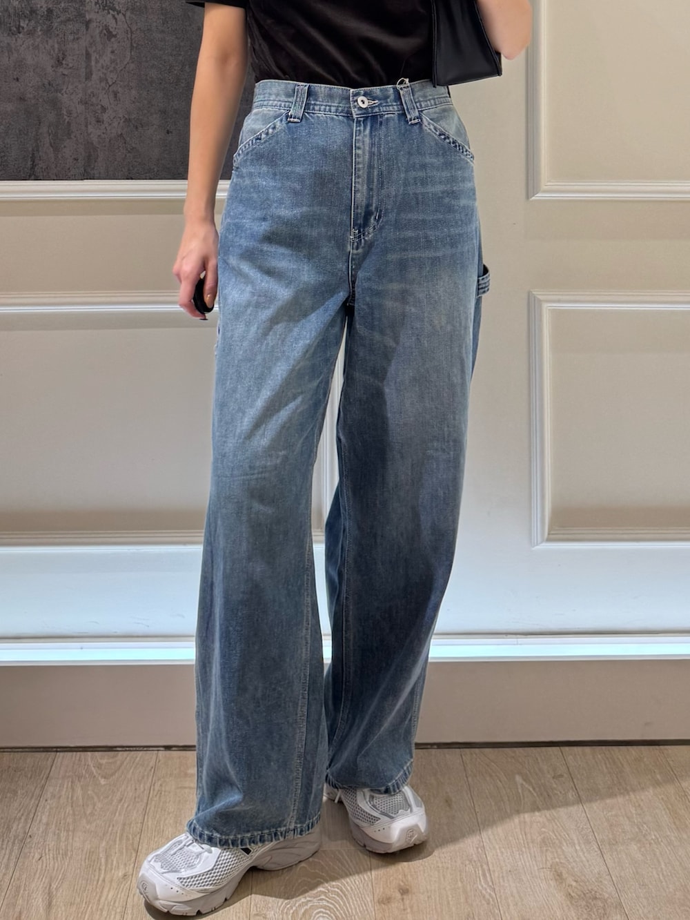 ブラウン系のTシャツ/カットソー、ブルー系のデニムパンツを着用したレディースの夏コーディネートの3枚目の写真