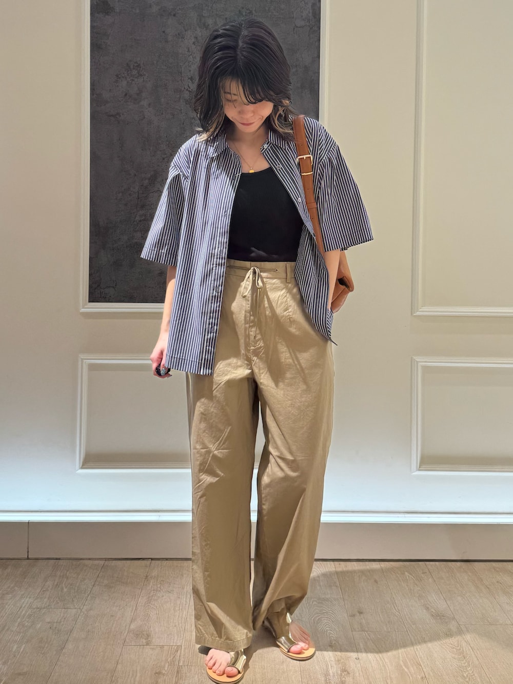 ブルー系のシャツ/ブラウス、ベージュ系のその他パンツ、シルバー系のサンダルを着用したレディースの夏コーディネートの2枚目の写真