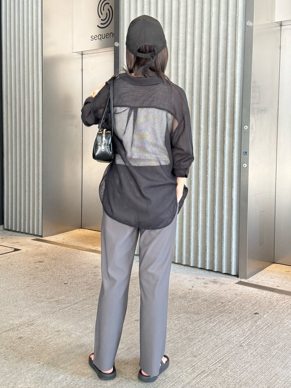 ブラック系のシャツ/ブラウス、グレー系のその他パンツ、グレー系のサンダルを着用したレディースの夏コーディネートの3枚目の写真