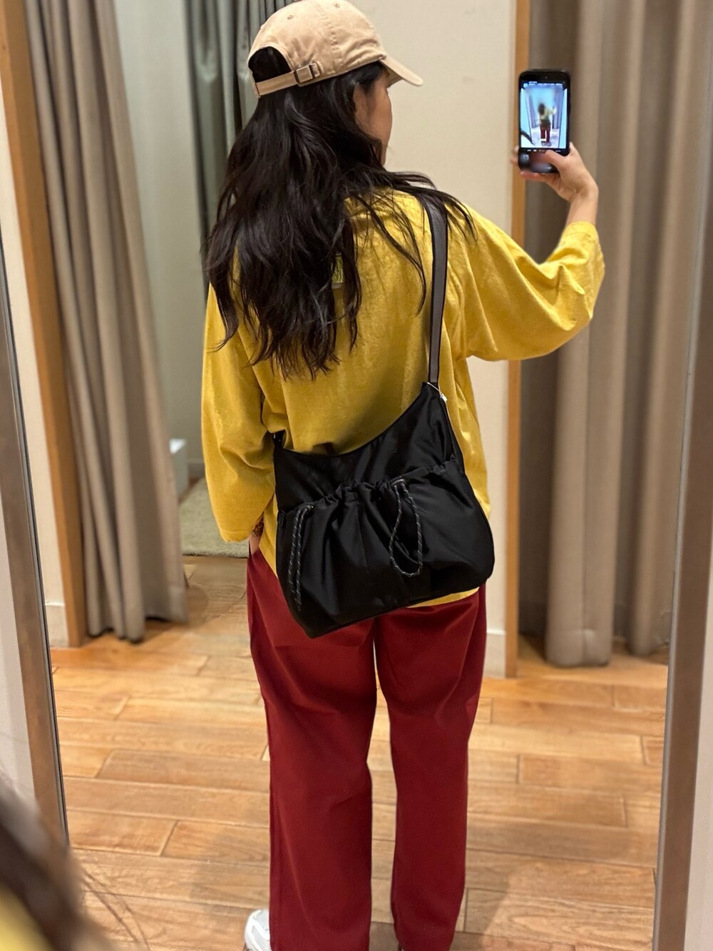 イエロー系のTシャツ/カットソー、レッド系のその他パンツ、グレー系のショルダーバッグを着用したレディースの秋コーディネートの3枚目の写真