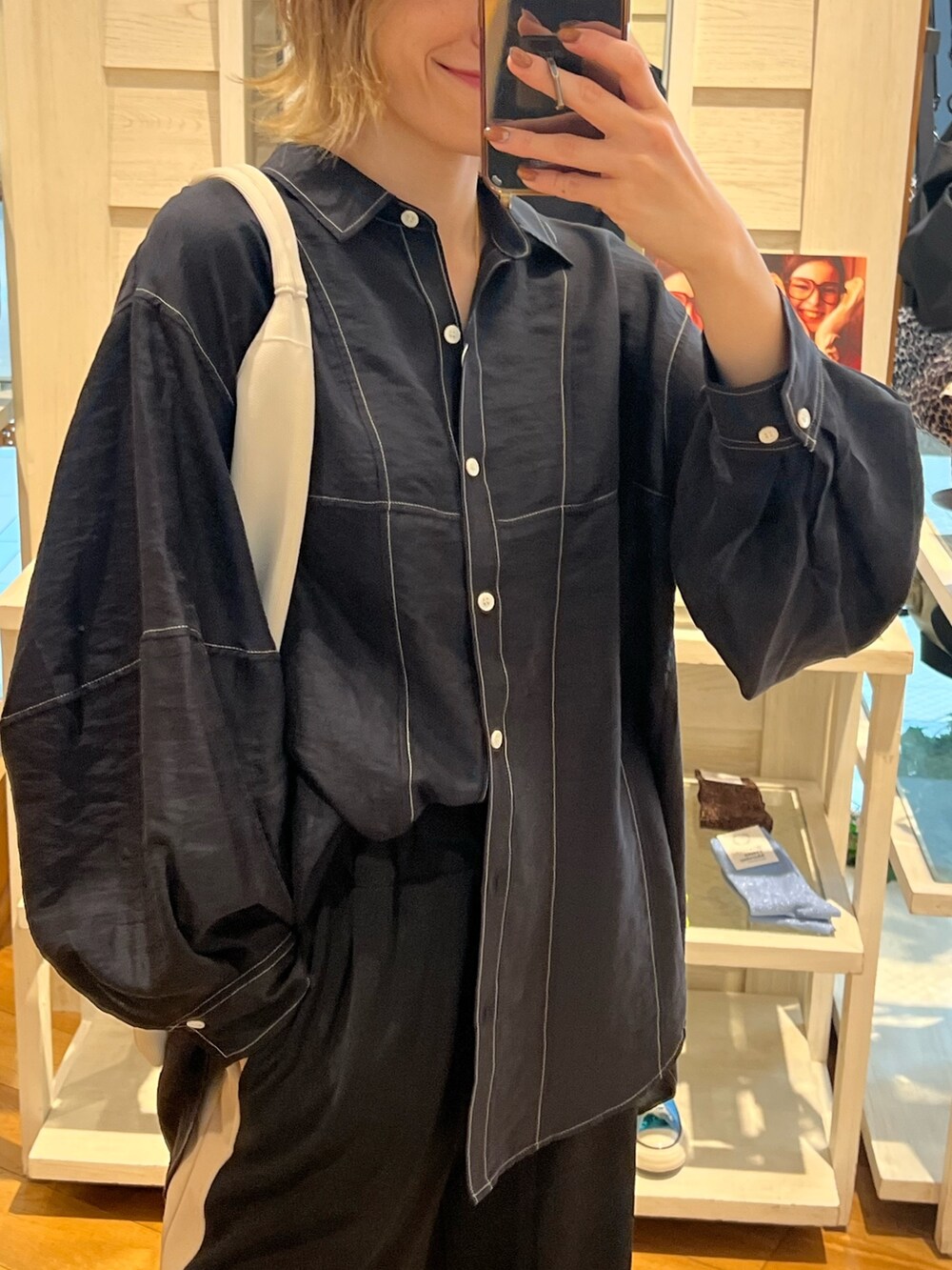 ブラウン系のシャツ/ブラウス、ベージュ系のその他パンツを着用したレディースの夏コーディネートの2枚目の写真