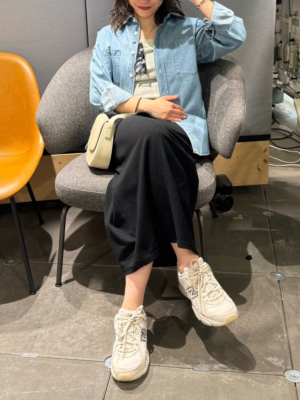 ブルー系のシャツ/ブラウス、ブルー系のスカート、ブラック系のショルダーバッグを着用したレディースの春コーディネートの2枚目の写真