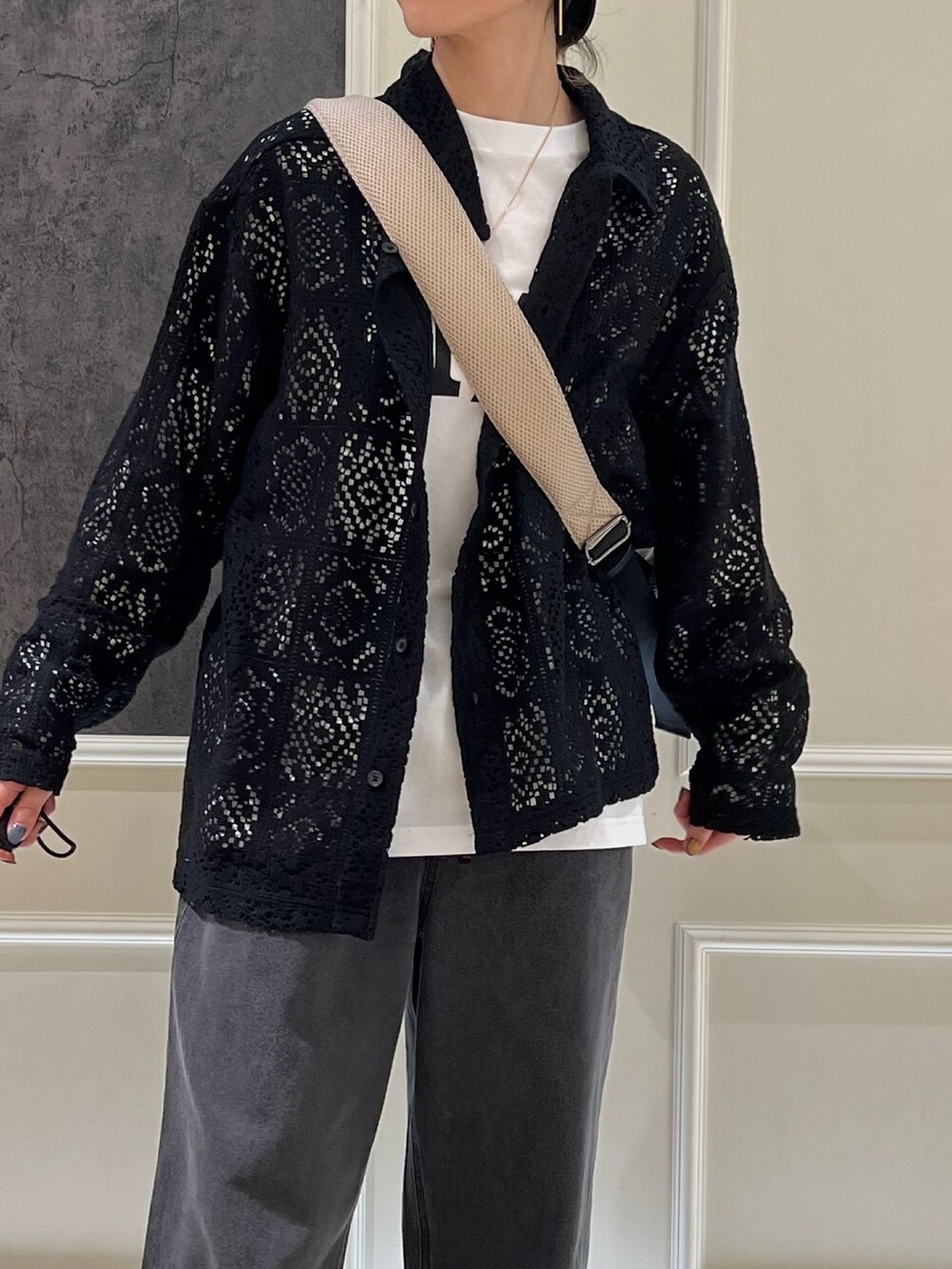 ブラック系のシャツ/ブラウス、ブラック系のデニムパンツ、ブラック系のハットを着用したレディースの秋コーディネートの3枚目の写真