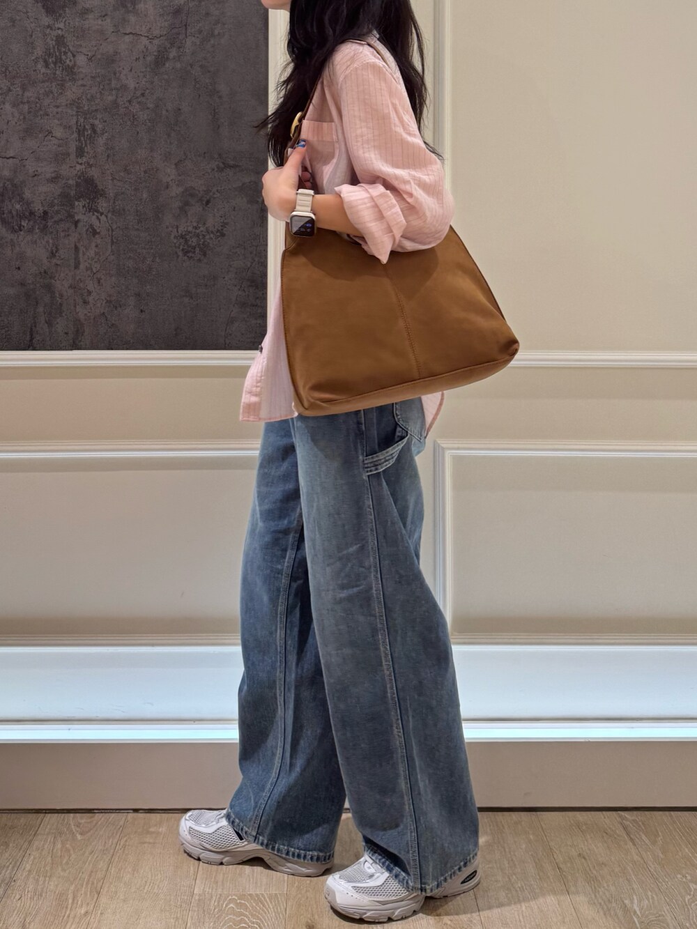 ピンク系のシャツ/ブラウス、ブルー系のデニムパンツを着用したレディースの夏コーディネートの4枚目の写真