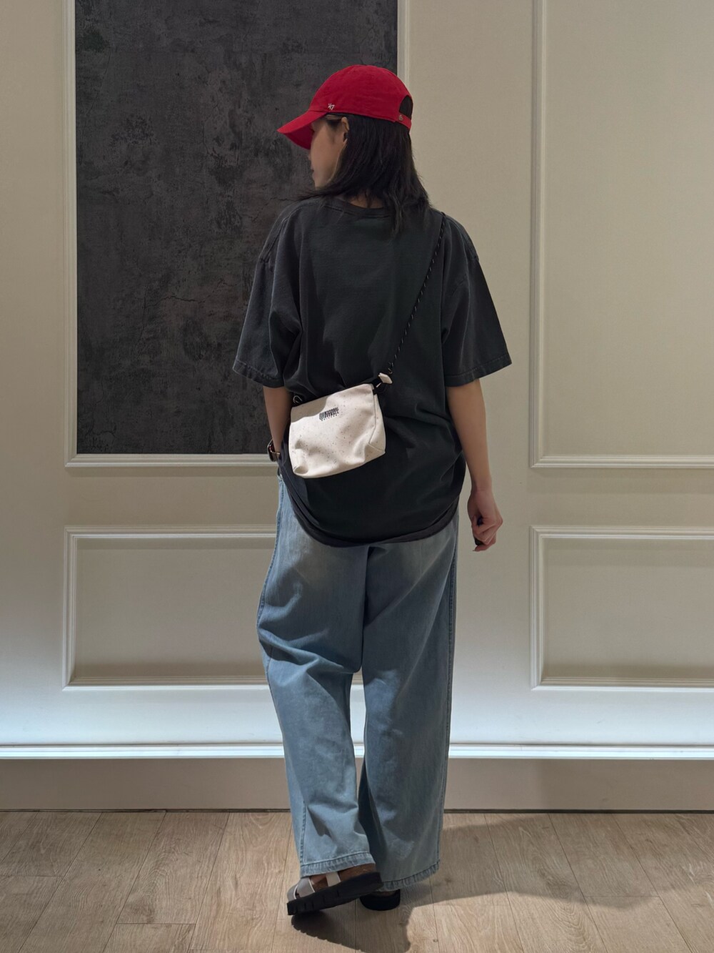 ブラック系のTシャツ/カットソー、ブルー系のデニムパンツを着用したレディースの夏コーディネートの5枚目の写真