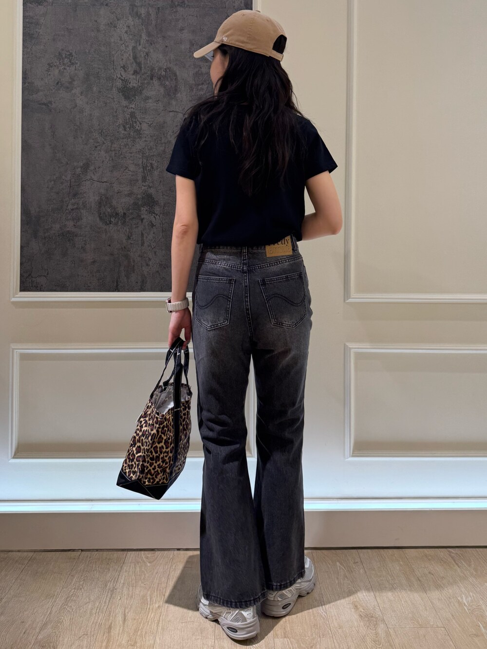 ブラック系のTシャツ/カットソー、ブラック系のデニムパンツを着用したレディースの夏コーディネートの2枚目の写真