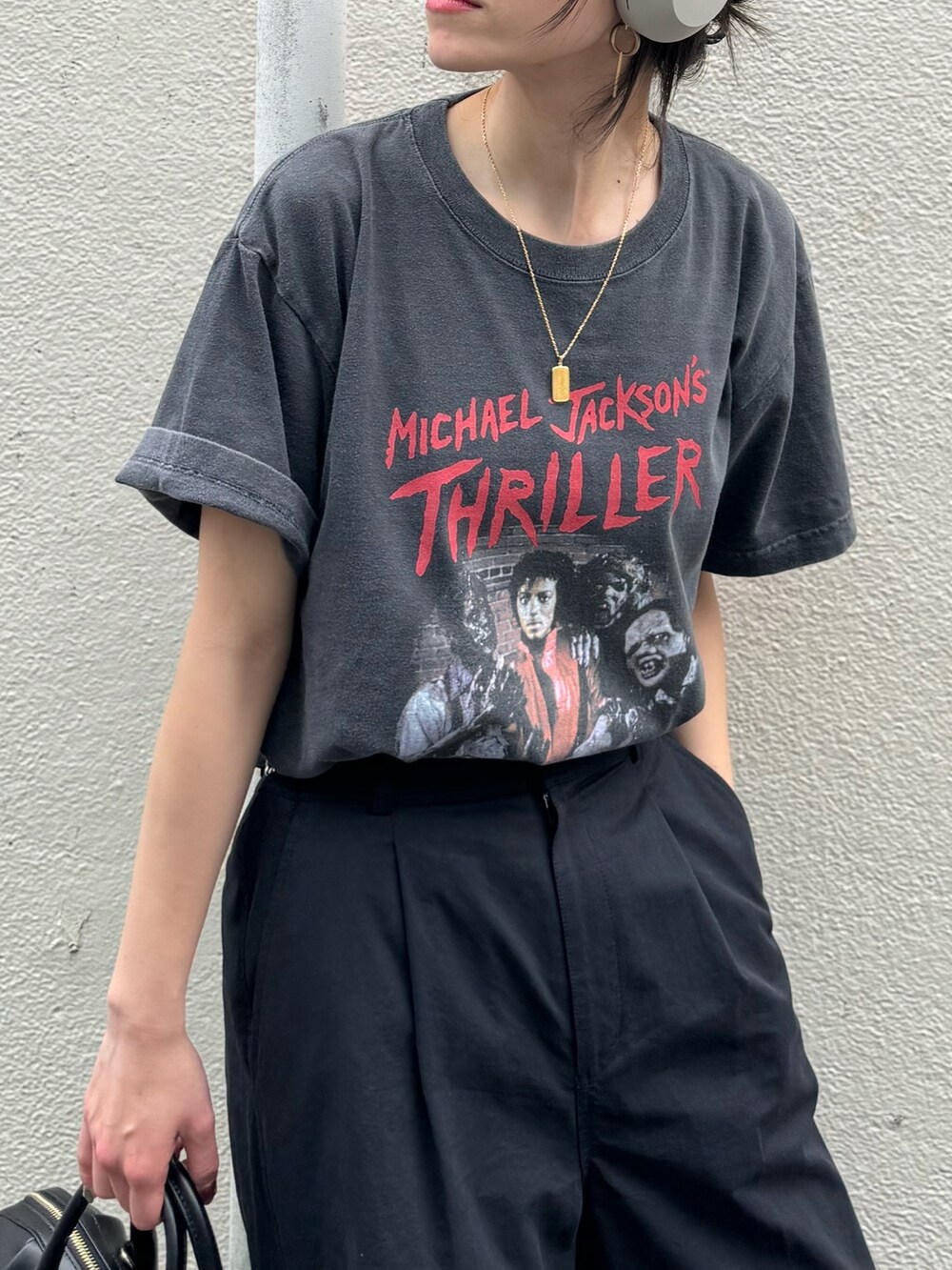 グレー系のTシャツ/カットソー、ブラック系のチノパンツを着用したレディースの春コーディネートの6枚目の写真