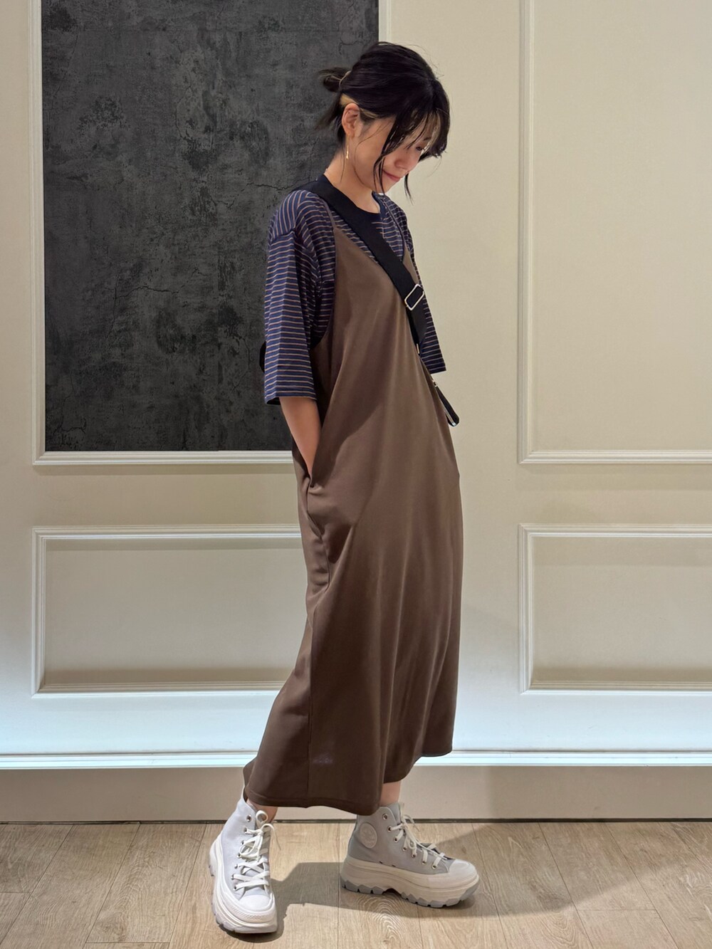 ブラック系のTシャツ/カットソー、ブラウン系のワンピース、グレー系のスニーカーを着用したレディースの夏コーディネートの4枚目の写真