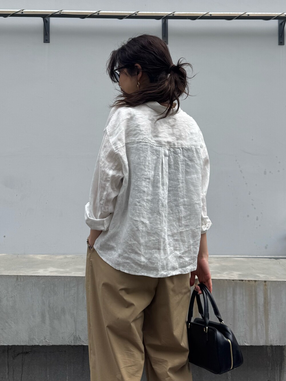 ホワイト系のシャツ/ブラウス、ベージュ系のその他パンツ、イエロー系のショルダーバッグを着用したレディースの春コーディネートの2枚目の写真