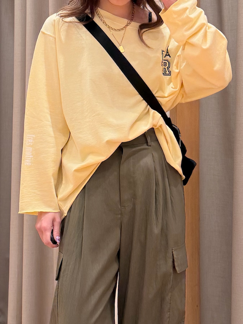 イエロー系のTシャツ/カットソー、グリーン系のその他パンツ、ブラック系のショルダーバッグを着用したレディースの春コーディネートの3枚目の写真