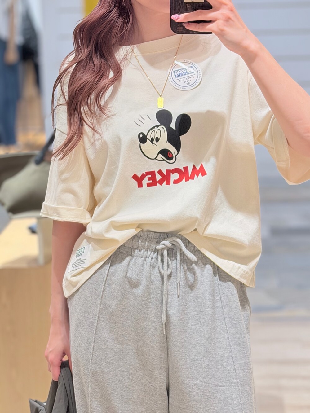 グレー系のその他パンツ、グレー系のショルダーバッグを着用したレディースの夏コーディネートの4枚目の写真