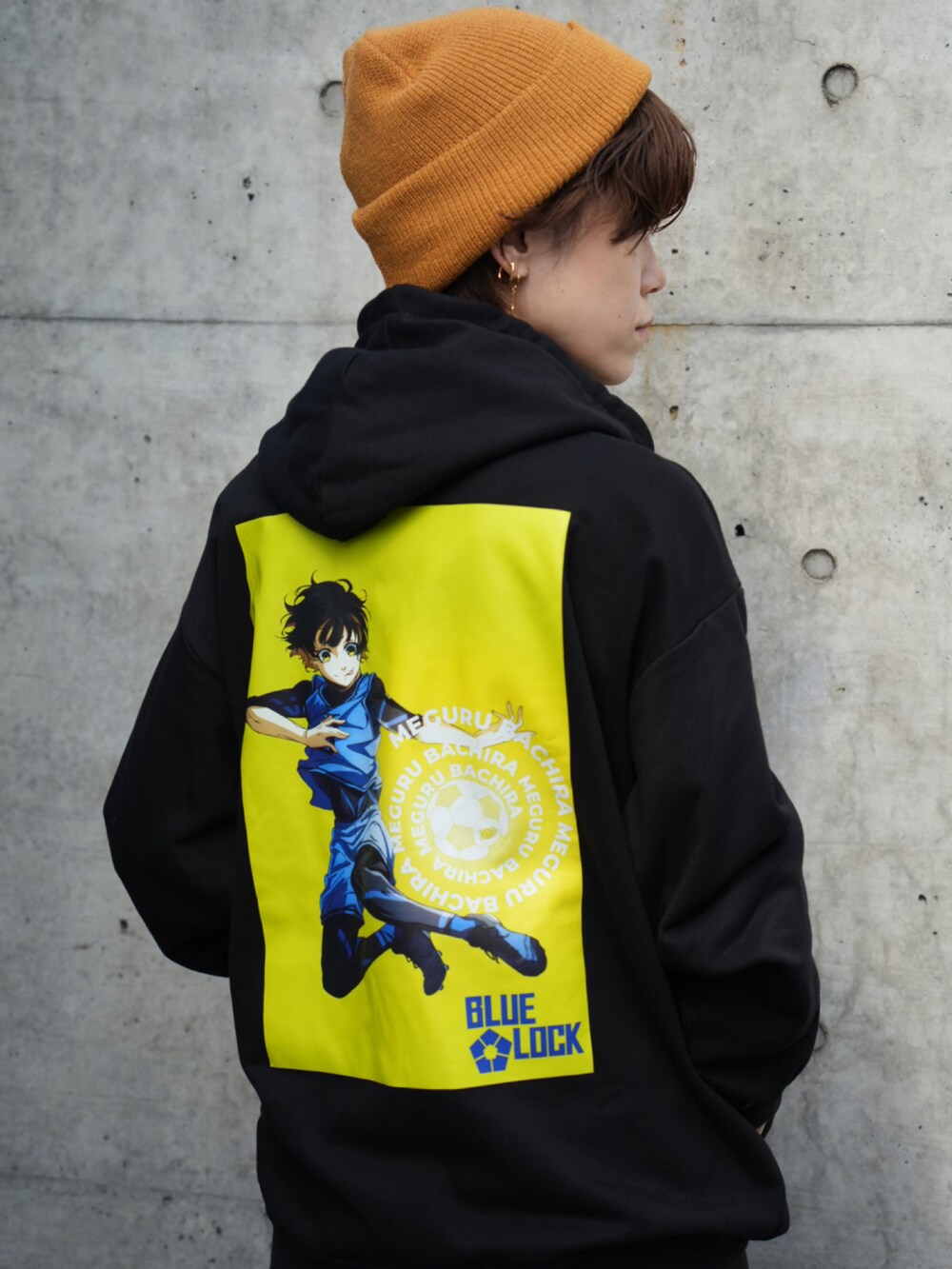 ブラック系のパーカー、グレー系のその他パンツを着用したレディースの秋コーディネートの2枚目の写真