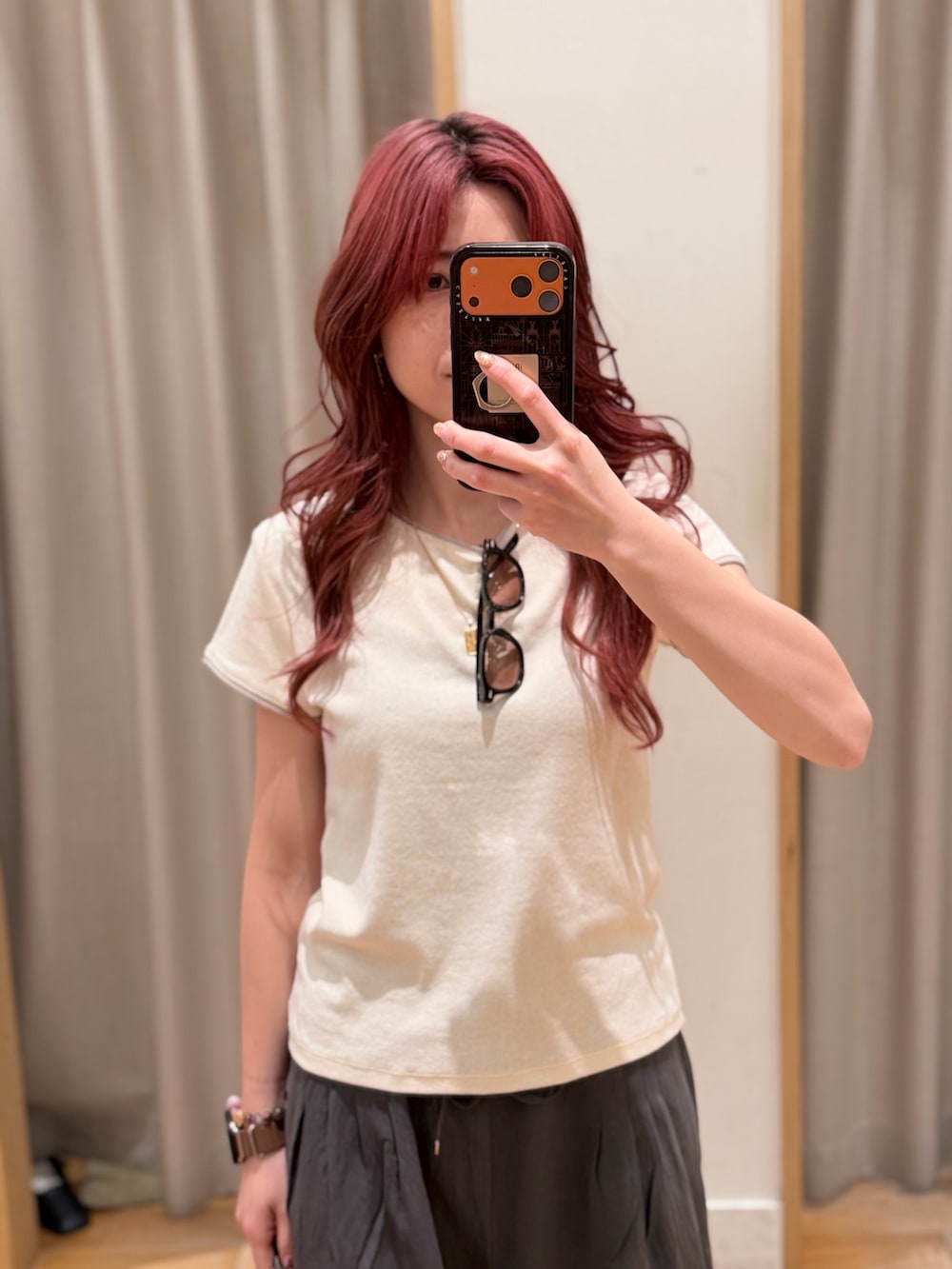 グレー系のその他パンツ、ブラウン系のショルダーバッグ、ホワイト系のTシャツ/カットソーを着用したレディースの春コーディネートの2枚目の写真