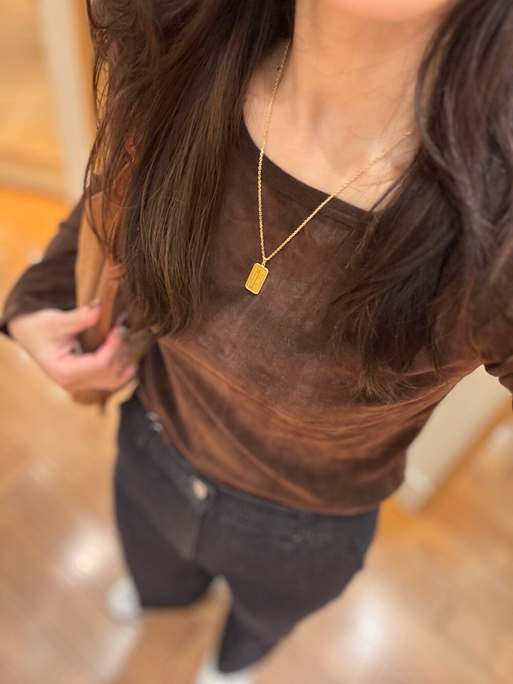 ブラウン系のTシャツ/カットソー、ブルー系のデニムパンツを着用したレディースの秋コーディネートの3枚目の写真