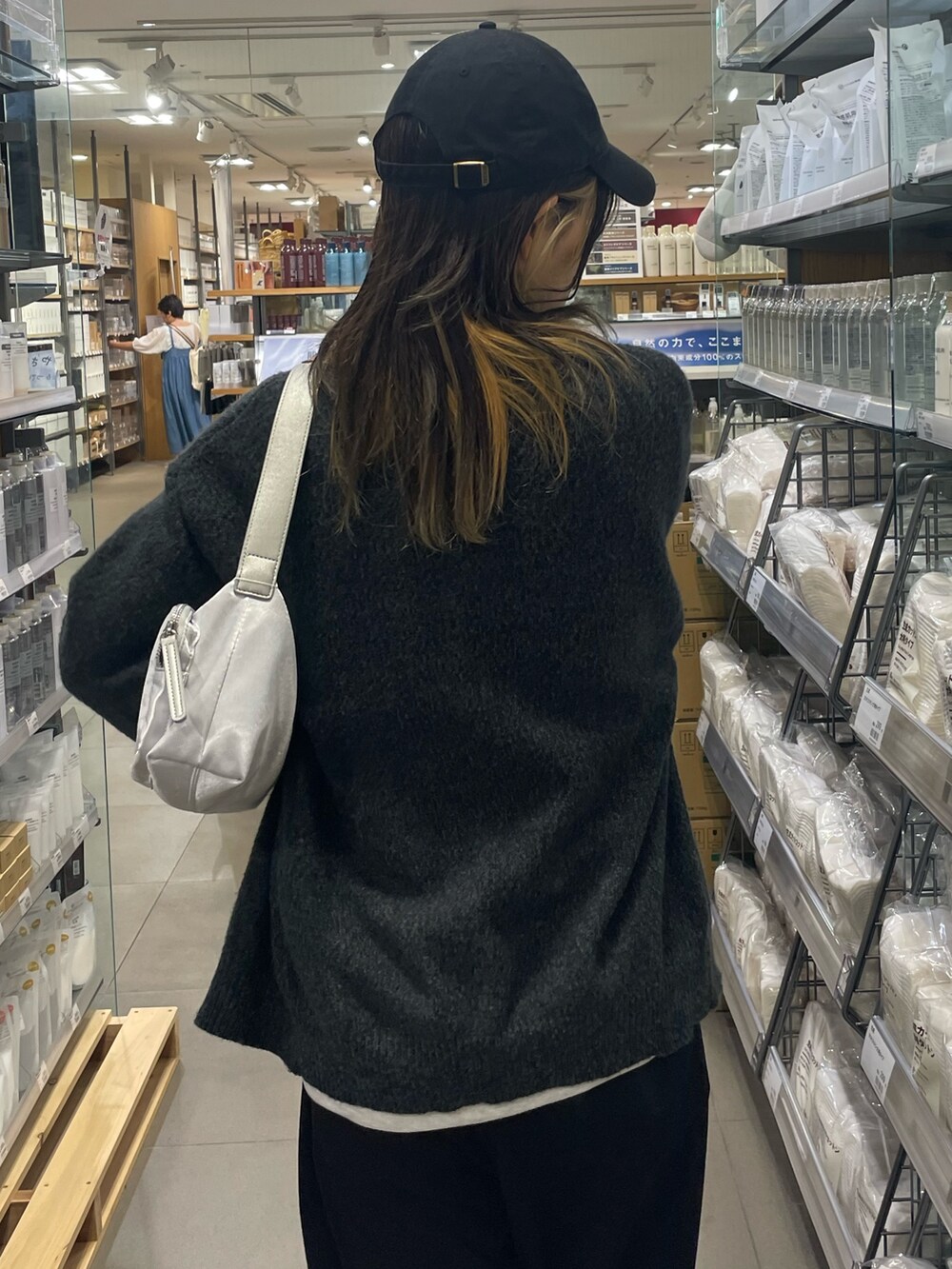 グレー系のカーディガン/ボレロ、ブラック系のその他パンツ、ブラック系のキャップを着用したレディースの秋コーディネートの5枚目の写真