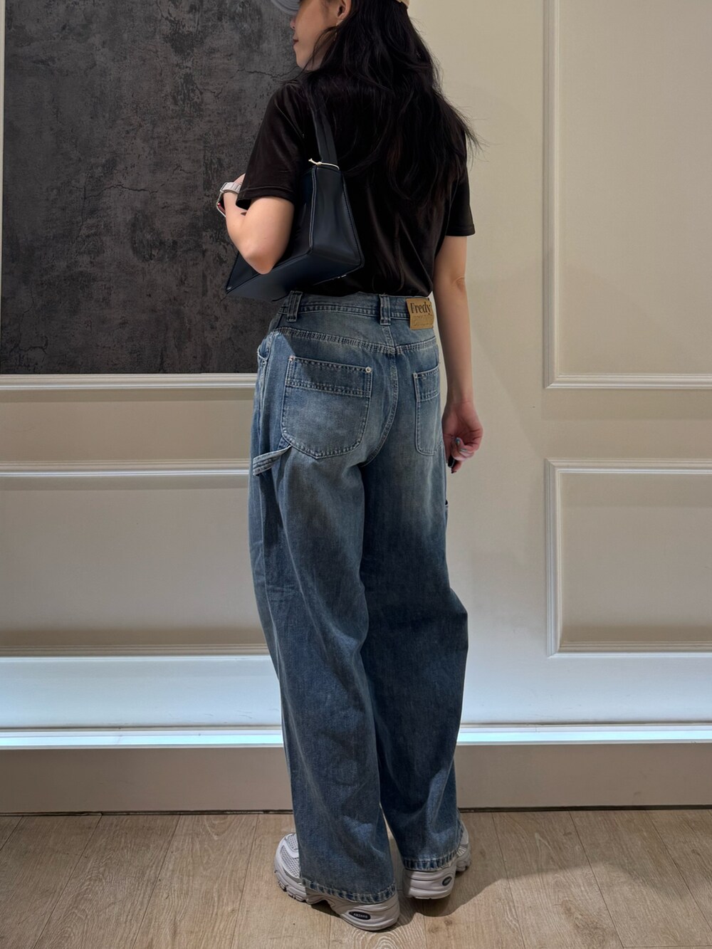 ブラウン系のTシャツ/カットソー、ブルー系のデニムパンツを着用したレディースの夏コーディネートの4枚目の写真