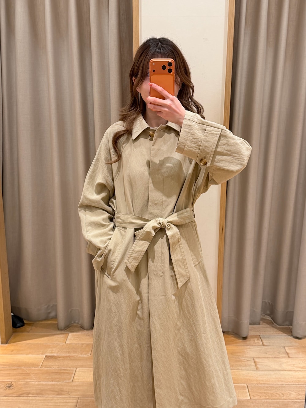 ホワイト系のTシャツ/カットソー、ベージュ系のステンカラーコートを着用したレディースの春コーディネートの4枚目の写真