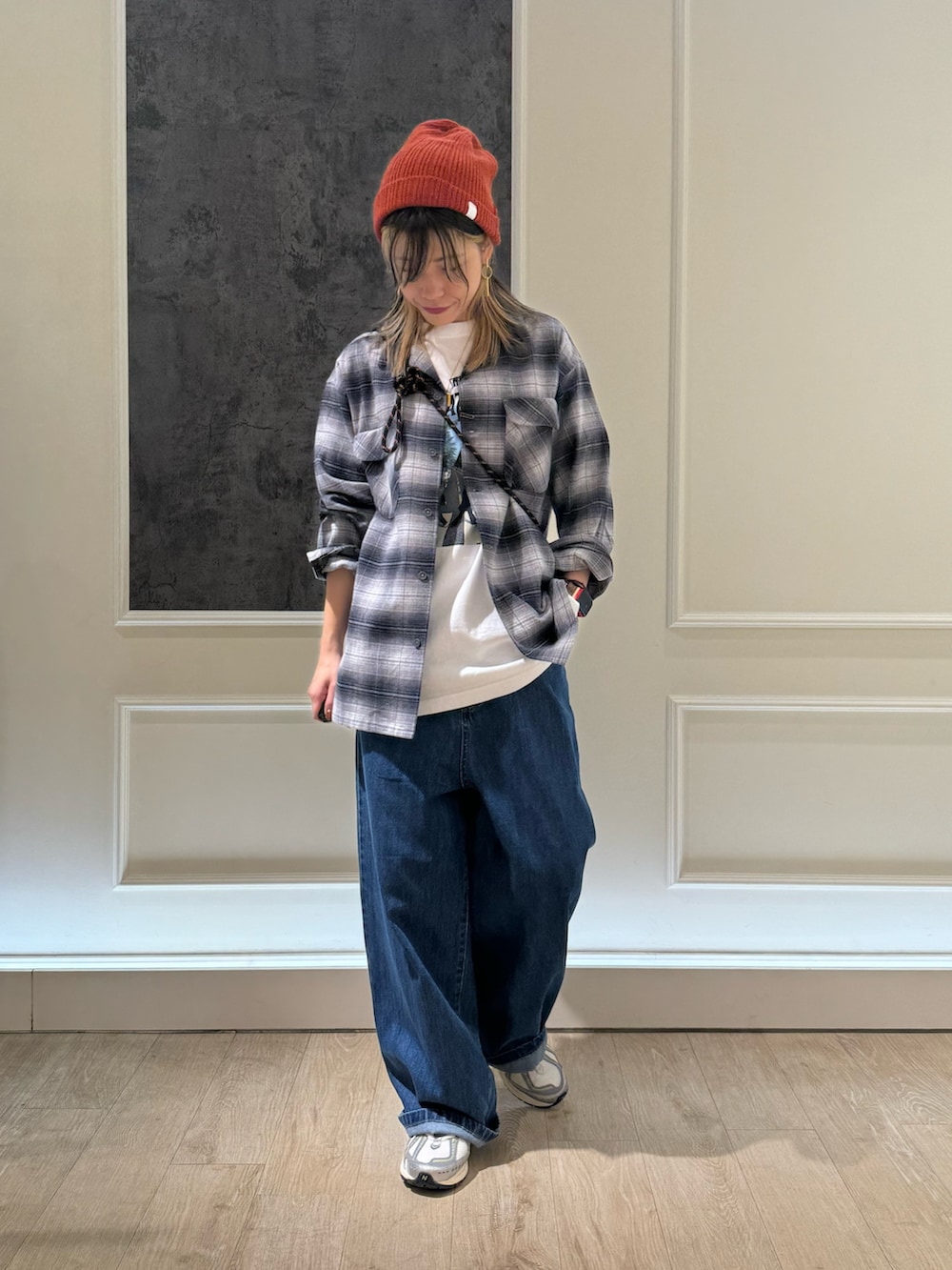 「シャツスタイル、秋服準備はじめました、韓国ファッション、デニム、デニムパンツ、シャツコーデ、シャツ好き集まれ、秋服、秋服コーデ」｜「halo commodityの【halo Commodity/ハロ コモディティー】Half Delight Watch ワッチ（ニットキャップ/ビーニー、オレンジ系）」を使った、TOTO_fredyさん（レディース・164cm）の秋コーディネートの2枚目の写真