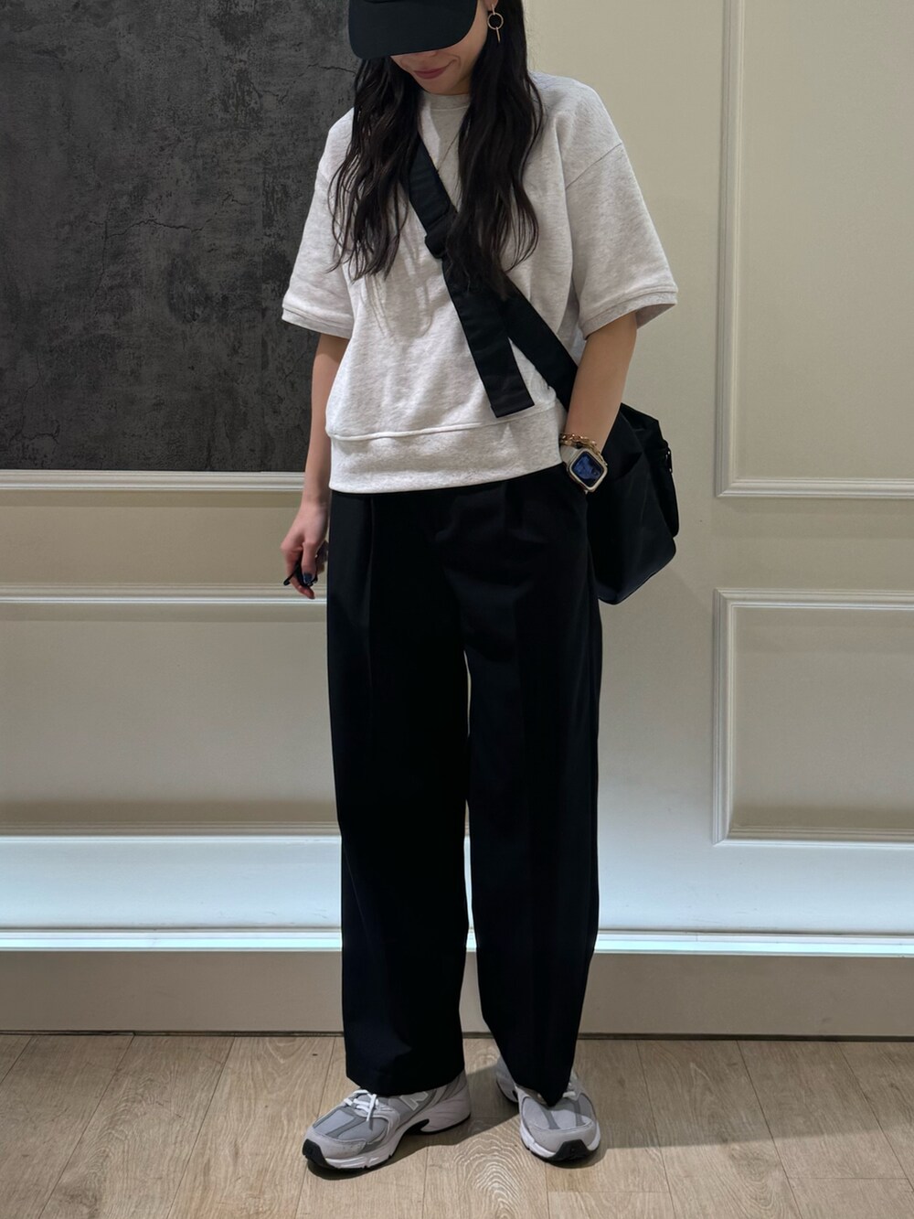 グレー系のスウェット、ベージュ系のその他パンツを着用したレディースの春コーディネートの2枚目の写真