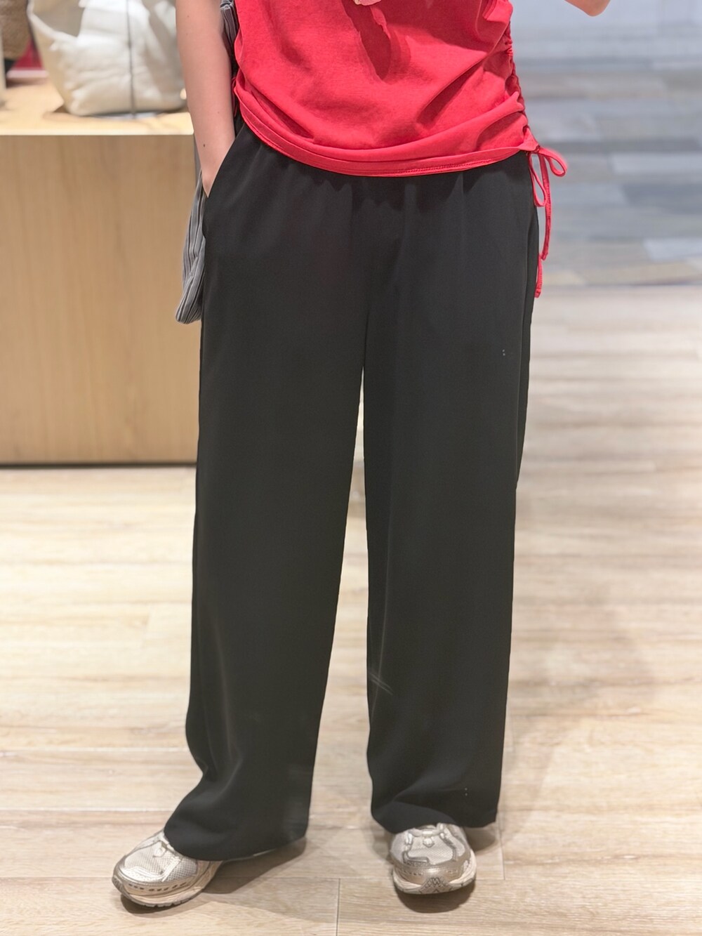 レッド系のTシャツ/カットソー、ブラック系のその他パンツ、ブラック系のトートバッグを着用したレディースの夏コーディネートの3枚目の写真