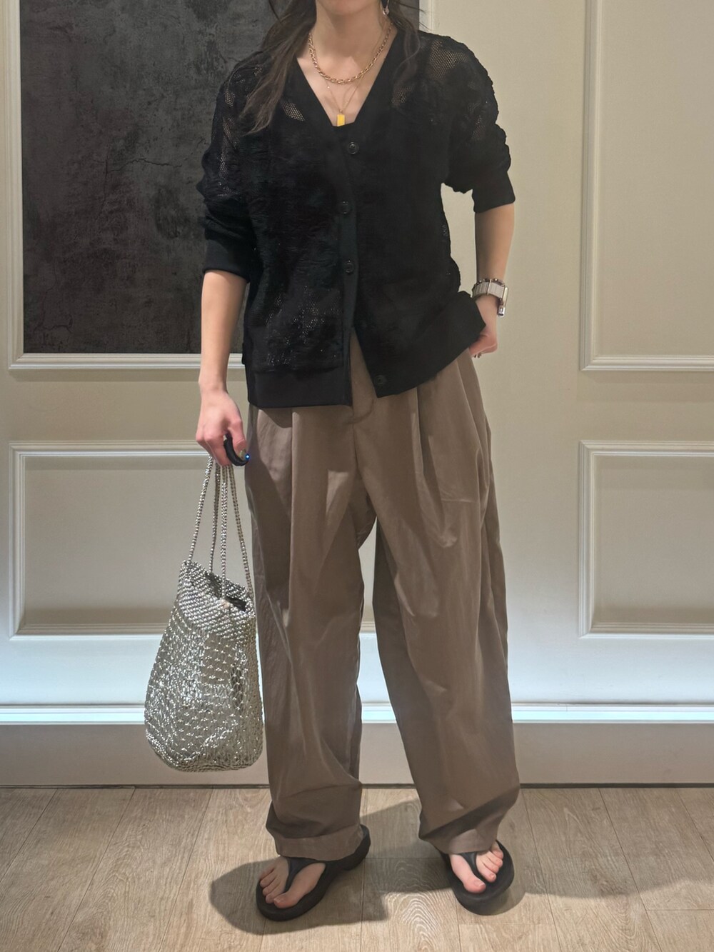 ブラック系のカーディガン/ボレロ、イエロー系のその他パンツ、ブラック系のサンダルを着用したレディースの春コーディネートの3枚目の写真