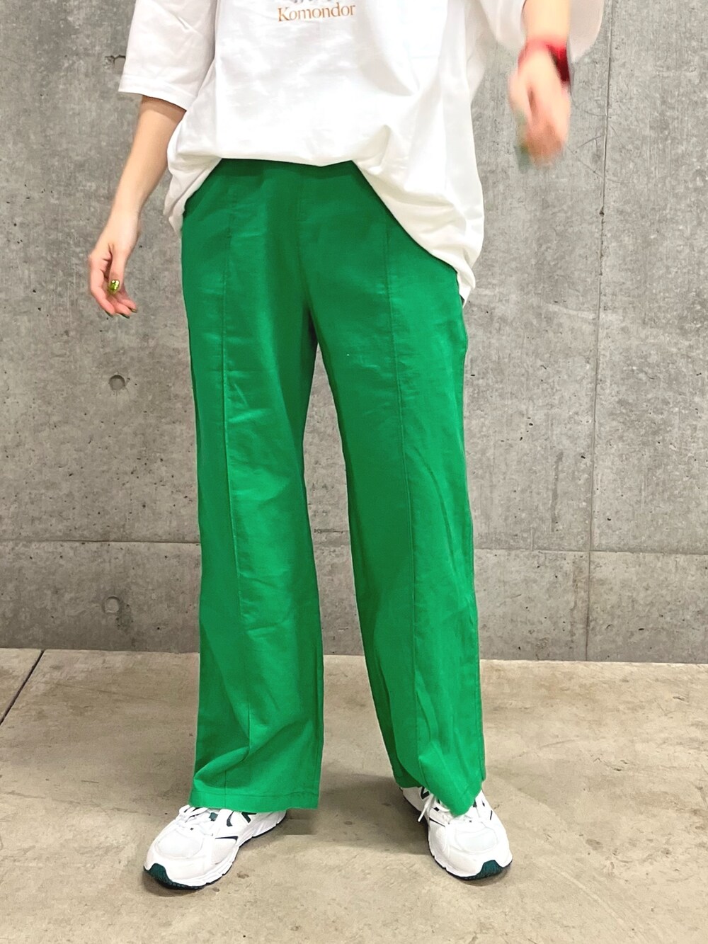 ホワイト系のTシャツ/カットソー、グリーン系のその他パンツ、ホワイト系のスニーカーを着用したレディースの春コーディネートの2枚目の写真