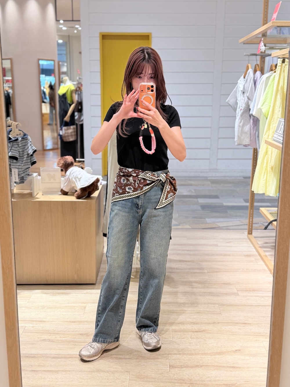 ブラック系のTシャツ/カットソー、ブルー系のデニムパンツ、ブラウン系のバンダナ/スカーフを着用したレディースの夏コーディネートの2枚目の写真