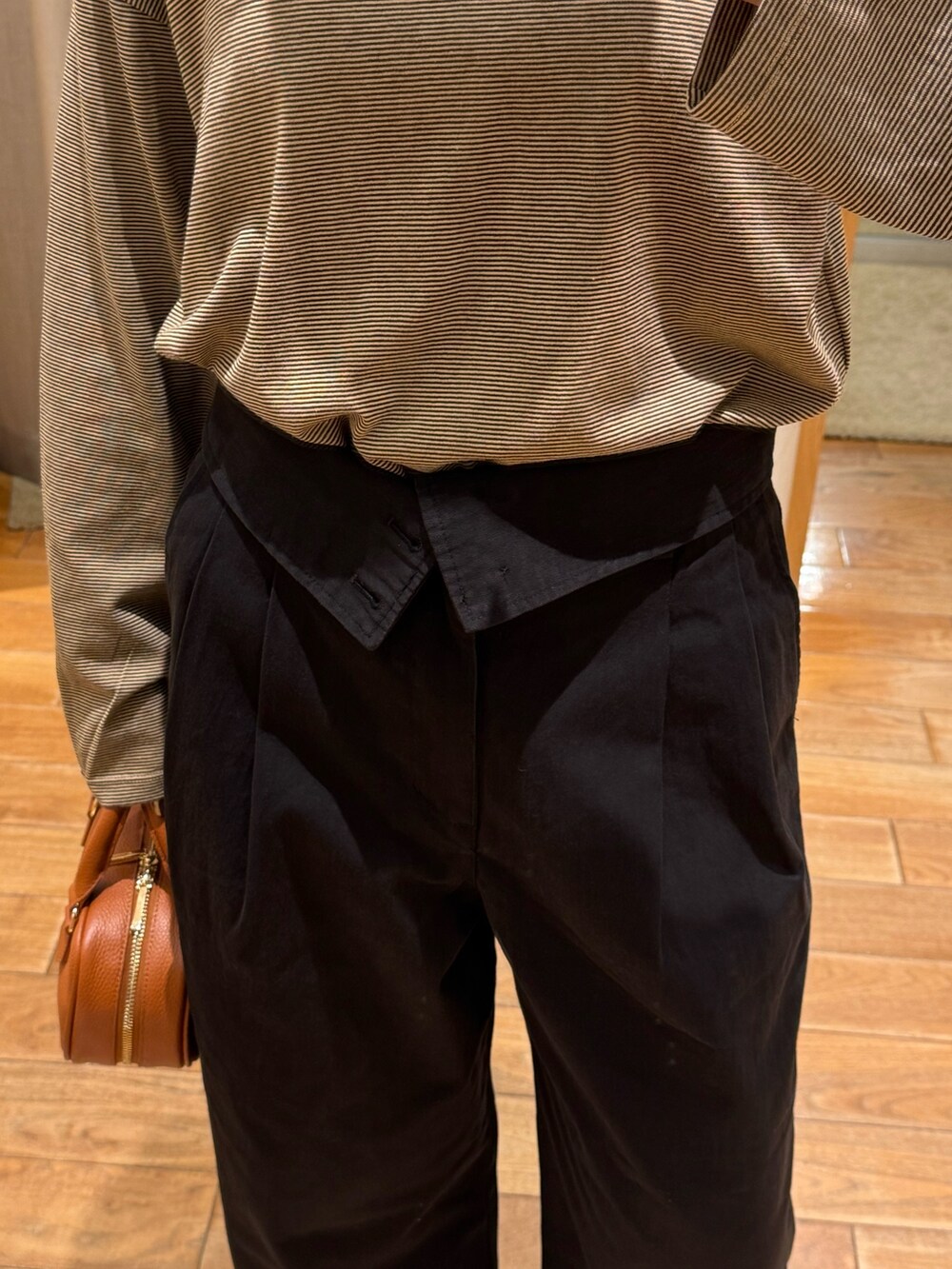 ホワイト系のTシャツ/カットソー、ブラック系のチノパンツを着用したレディースの秋コーディネートの3枚目の写真