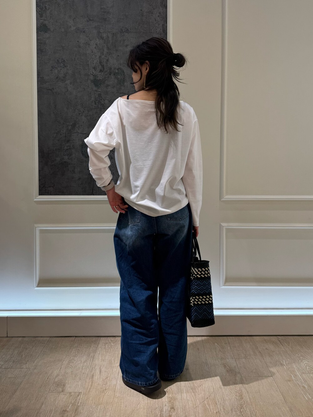 ホワイト系のTシャツ/カットソー、ブルー系のデニムパンツ、ブラック系のかごバッグを着用したレディースの春コーディネートの4枚目の写真