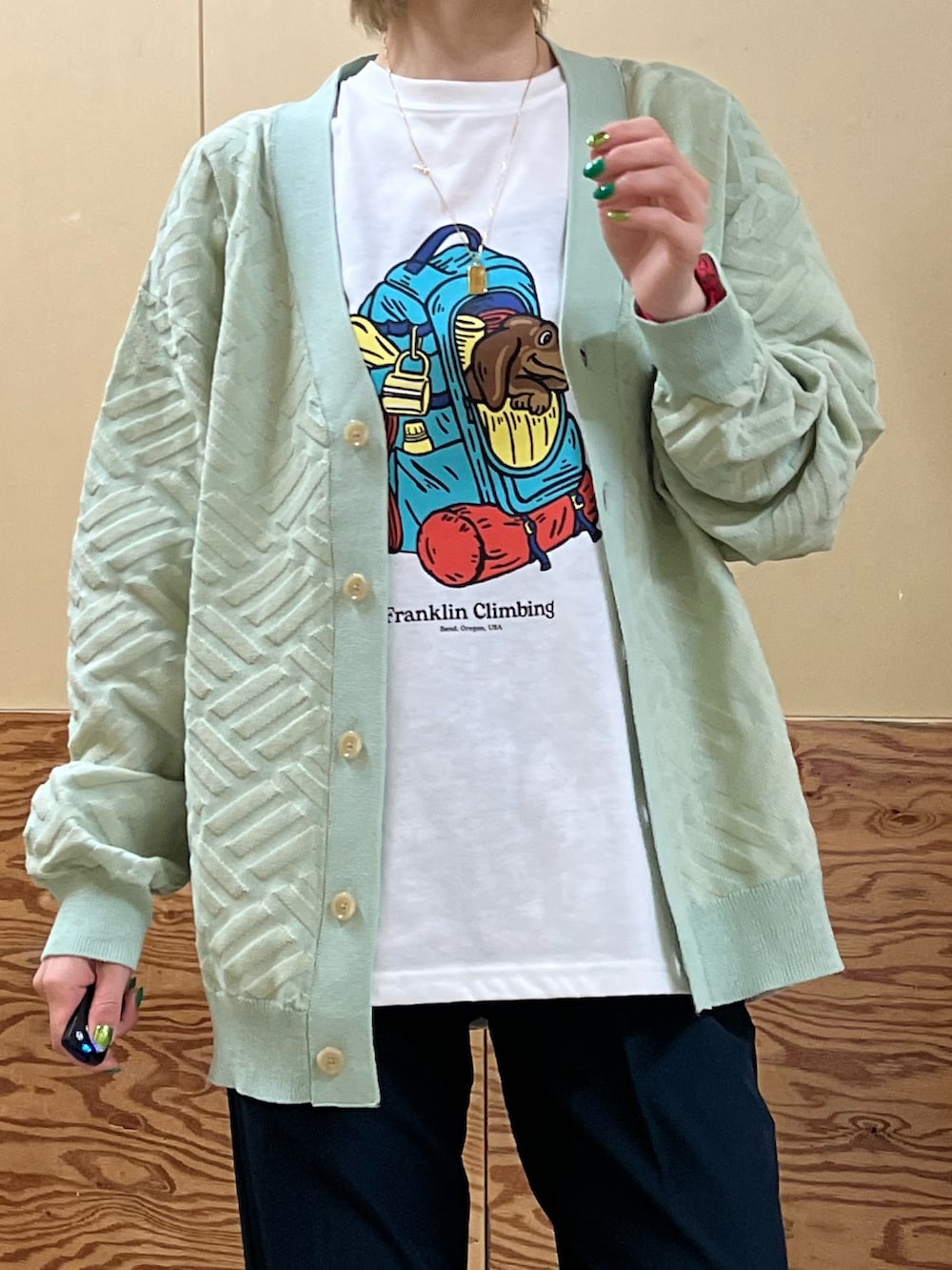 ホワイト系のカーディガン/ボレロ、ブルー系のその他パンツ、ホワイト系のTシャツ/カットソーを着用したレディースの春コーディネートの2枚目の写真