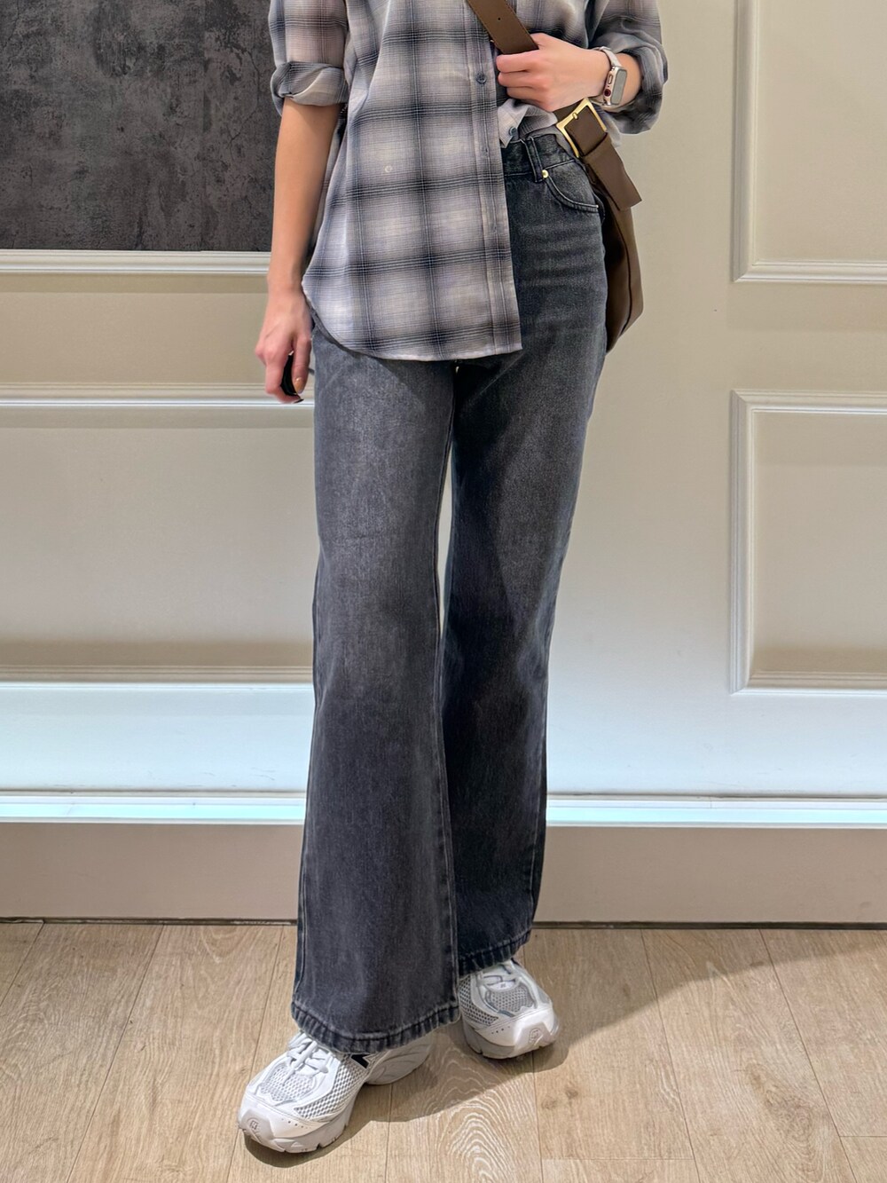 グレー系のシャツ/ブラウス、ブラック系のデニムパンツを着用したレディースの夏コーディネートの3枚目の写真