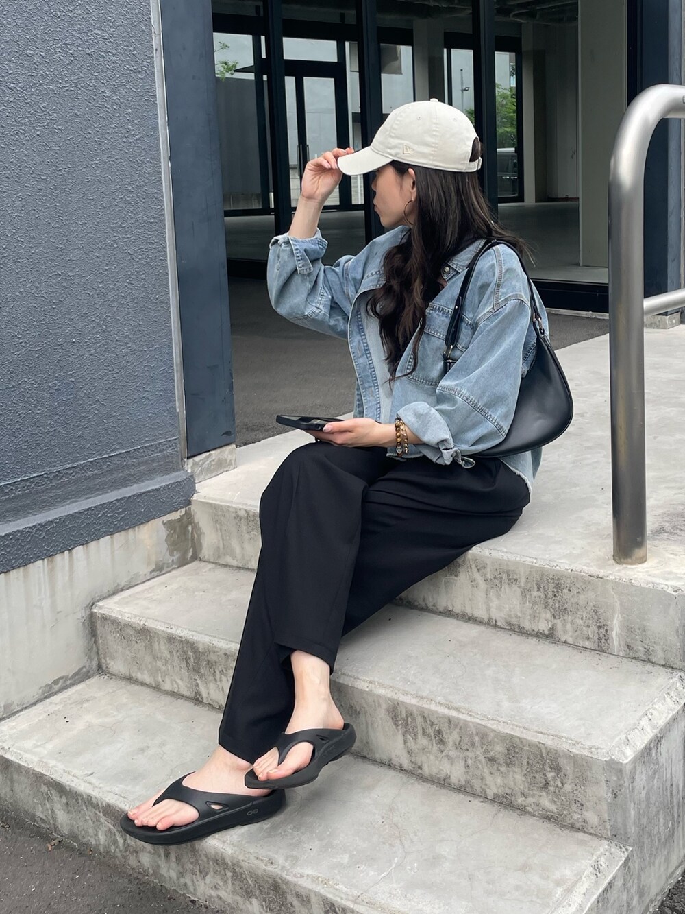 ブルー系のシャツ/ブラウス、ブラック系のサンダル、ブラック系のその他パンツを着用したレディースの春コーディネートの2枚目の写真