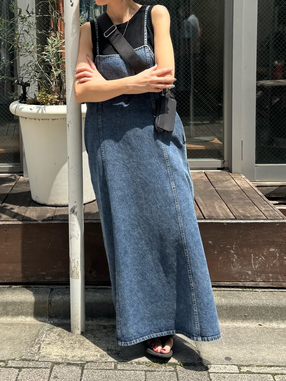 ブルー系のワンピース、ブラック系のショルダーバッグを着用したレディースの夏コーディネートの4枚目の写真